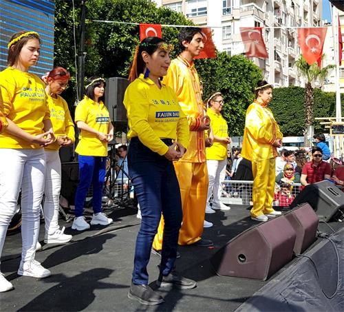 '图7~8:法轮功学员在示范功法'