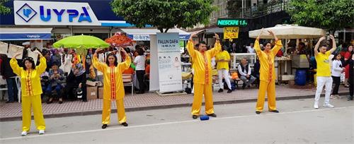 '图9:法轮功学员在展示功法'