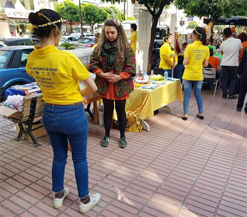 '图10:当地居民梅克丝丽娜·尤鲁尔在学炼法轮功'