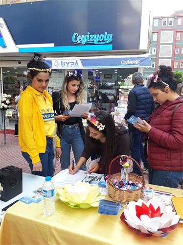 '图11:阿达纳居民杜纳、艾兹格和纳林在请愿书上签名'