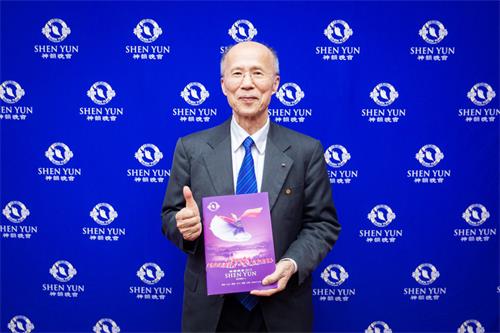 图5:二零一九年四月十五日晚,中法比瑞文化经济协会理事长、前驻法代表吕庆龙观赏神韵世界艺术团在台北国父纪念馆的演出。