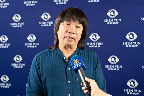 图6:越南资深电影美术指导武辉(Huy Vu)于四月四日下午观赏神韵在高雄文化中心的演出。