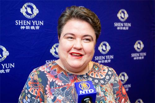 图7:二零一九年四月十二日晚上,欧洲经贸办事处处长马泽琏(Madeleine Majorenko)观赏神韵世界艺术团在台北国父纪念馆的演出。