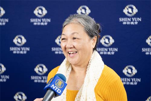 图8:二零一九年四月六日晚间,高雄美术推广杰人会理事、画家颜玉琴观赏神韵世界艺术团在高雄市文化中心第五场演出。