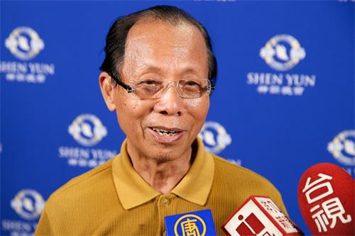 图10:二零一九年四月十日下午,艺术家陈忠藏观赏神韵世界艺术团在台北国父纪念馆的演出。