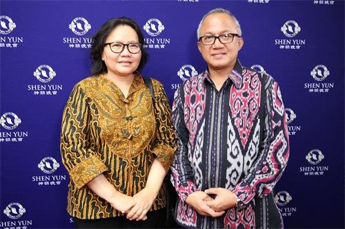 图11:印度尼西亚经济贸易代表处观光暨交通部主任亚提拉(Adila Chaerman)夫妇四月十三日午间观赏神韵演出后表达高度赞佩。