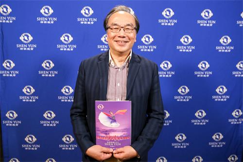 图12:香港公民党主席梁家杰于四月十三日晚间观赏神韵,盛赞叹为观止。