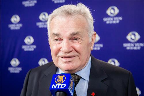 图13:二零一九年四月十五日下午,兰阳舞蹈团创办人秘克琳观赏神韵在国父纪念馆的演出。