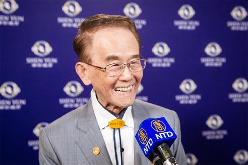 图14:二零一九年四月十五日下午,台北北门扶轮社创社社长、翻译公司董事长方振渊向神韵艺术总监和所有演员表达谢意。