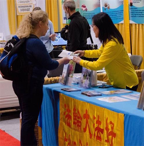 '图1～2：多伦多部份法轮功学员参加自然健康展，向民众介绍法轮功'