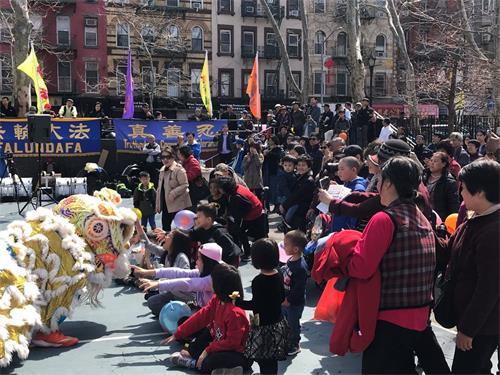 '图12~13:法轮功学员的舞龙、舞狮表演与观众近距离互动。'