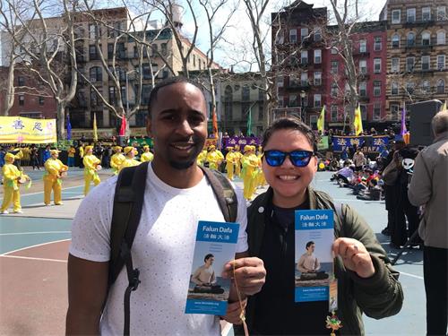 '图14:来自纽约布碌仑的克里斯(Chris)和女友兴致勃勃地在观看法轮功学员的表演。'