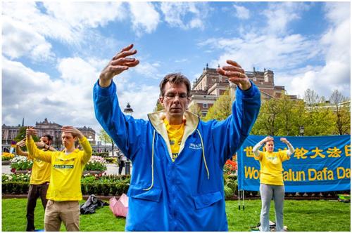 '图4：修炼法轮大法按照真善忍的要求去做人，让电力能源工程师约翰的人生发生了巨大的变化，他不再迷茫，每天都过得很充实。'