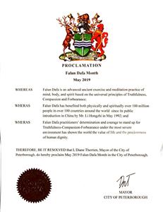 '图6:安省彼得堡(Peterborough)市长Diane Therrien褒奖法轮大法。'