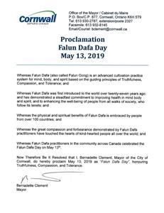 '图7:安省康沃尔(Cornwall)市长Bernadette Clement褒奖法轮大法。'