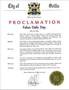 '图9:安省奥里利亚(Orillia)市长Steve Clarke并褒奖法轮大法。'