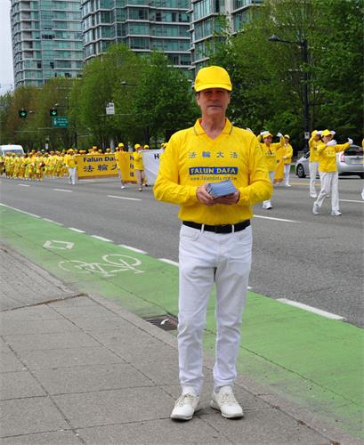 图8：法轮功学员David Cordero先生是位医生，他表示修炼法轮功让他的生活发生了巨变，他要告诉世人法轮大法好。