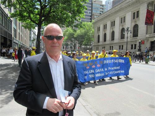 图10：纽约商业金融经理尤金·奥利瓦（Eugene Oliva）接受采访时赞扬法轮功。