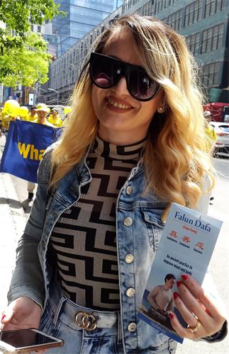 图35：法国教育工作者费雷罗·卡罗琳（Ferrero Caroline）表示：看到法轮功学员从内心表现出来的善良又祥和的美好、纯真，太令人高兴了！