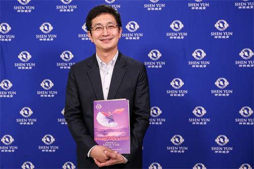 图3:台湾立法委员蔡适应,四月十七日晚上在基隆文化中心演艺厅观赏神韵演出。