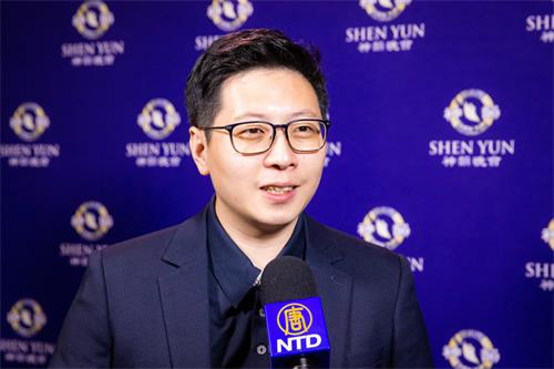 图5:四月二十六日晚上,桃园市议员王浩宇观赏神韵世界艺术团在桃园展演中心的演出。