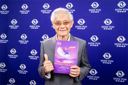 图6:四月二十五日下午,台湾国宝级雕刻家游礼海首度观赏神韵世界艺术团在桃园展演中心的演出。