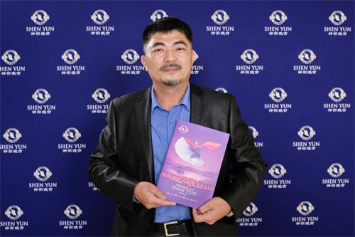 图说8:屡获国际大奖的室内设计公司负责人兼设计总监魏永成,四月二十一日下午于台中中山堂观赏神韵演出。