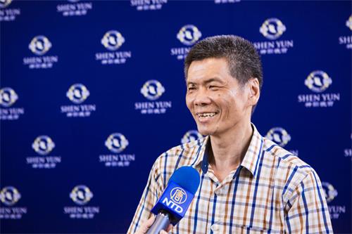 图9:四月二十九日晚间,陶艺师蔡正胜观赏神韵世界艺术团在台南文化中心的演出。