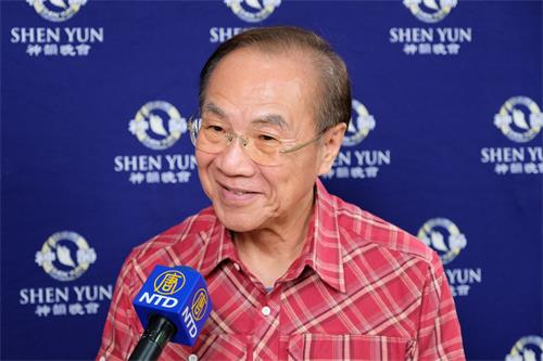 图10:台湾知名且资深导演、导播叶东桦,四月二十日晚上在台中中山堂观赏神韵演出。