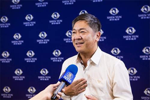 图11:四月二十九日晚间,知名音乐总监、“教唱达人”黄伟霖观赏神韵世界艺术团在台南文化中心的演出。