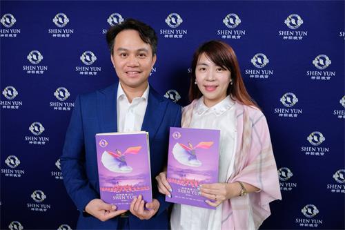 图12:国际餐饮执行董事、艺术画廊行销总监王筠铱(右)与先生建设公司副总经理洪志明,于四月二十日晚上观赏神韵在台中中山堂的演出。