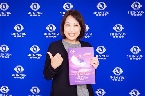 图14: 四月十八日下午,基隆市文化局长陈静萍观赏神韵世界艺术团在基隆市文化中心的演出。