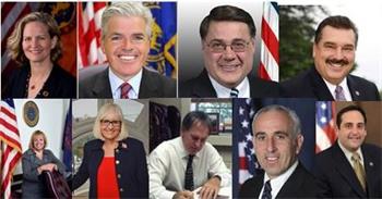 图1:左起: 拿萨县执行官 柯伦(Laura Curran), 萨福克县执行官贝隆 (Steven Bellone), 布鲁克海文镇镇长罗曼(Edward p. Romaine), 格伦湾市长滕凯 (Tim Tenke), 伊斯利普镇镇长卡尔彭特(Angie M. Carpenter), 北亨普斯特德镇镇长博斯沃思(Judi Bosworth), 史密斯敦镇镇长韦尔海姆(Edward R. Wehrheim), 南亨普斯特德鎮主管施奈德曼(Jay Schneiderman), 亨廷顿镇镇长卢皮纳奇(Chad A. Chad A. Lupinacci) 。