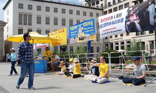 '图1～2：法轮功学员祥和的炼功场景吸引人们驻足'