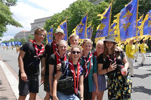 '图20:几名来自丹麦的学生在法轮功游行队伍前合影。'