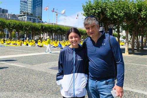 '图29:西瑟司和女儿玛利亚了解真相后表示,会上网查询有关法轮功的更多资讯。'