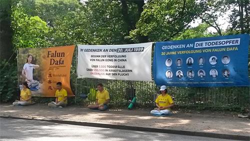 '图1~2:学员们在汉堡中领馆前集会'