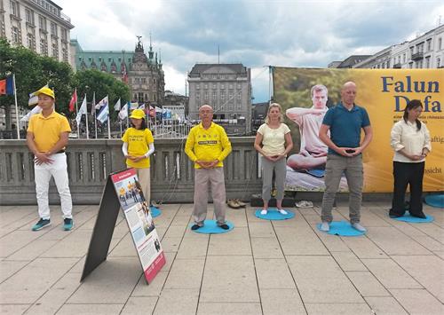 '图3:学员们在里斯坝桥搭起真相点并演示功法'