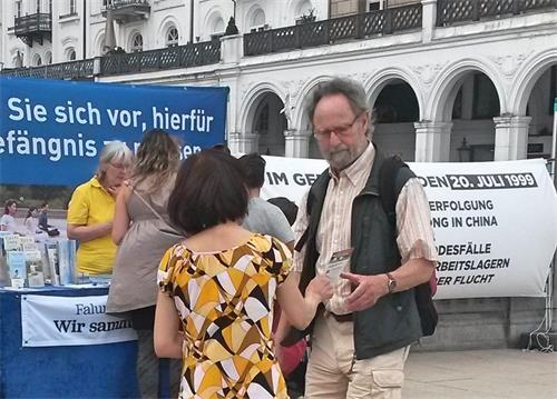 '图5~9:人们向学员了解真相'