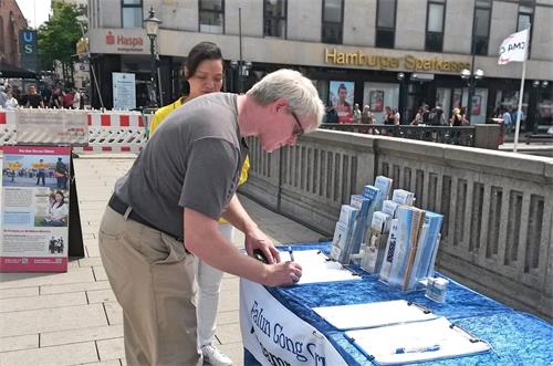 '图10~12:民众签名支持制止迫害'