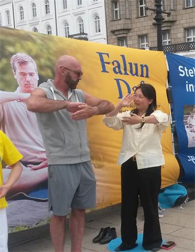 '图13:这位男士在真相点学习功法'