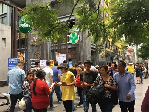 '图5~10:法轮功学员向民众讲真相'