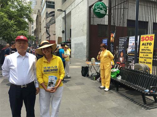 '图11:中国游客(左)要求跟学员合影留念'