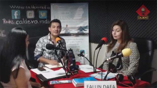 '图12:法轮功学员在电台接受采访'