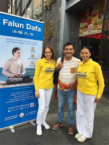 '图13:维克多(中)表示他将在下周末开始炼法轮功'