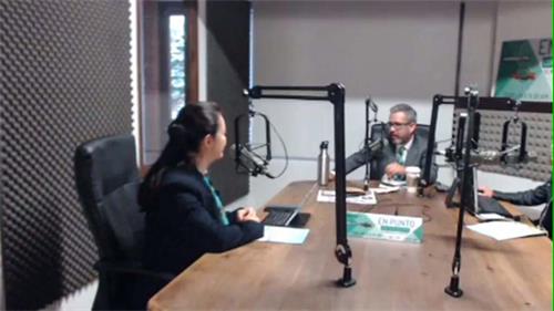 '图23:法轮功学员在电台接受采访'