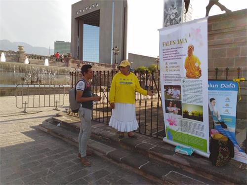 '图32~34:在蒙特雷市炼功、讲真相'