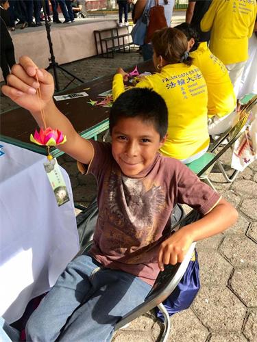 '图35~39:小朋友在炼功、画莲花'