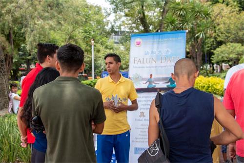 '图40~41:法轮功学员在讲真相'