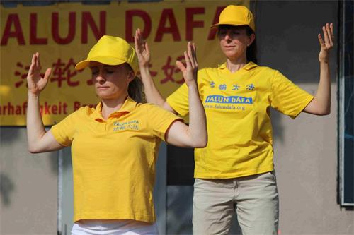 图1~3:苏黎世中领馆附近,法轮功学员向路人展示五套功法